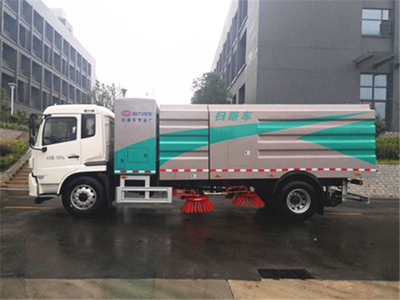 純電動東風天錦掃路車與防撞緩沖車 城市環衛與道路安全的創新解決方案