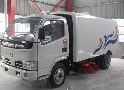 東風平頭小金霸掃路車 城市清潔的得力助手