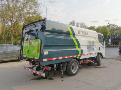 國六標準環衛新裝備 解放藍牌掃路車與防撞緩沖車，高效環保作業利器